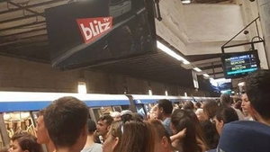 Panică în Unirii! O persoană a dat cu spray lacrimogen în metrou