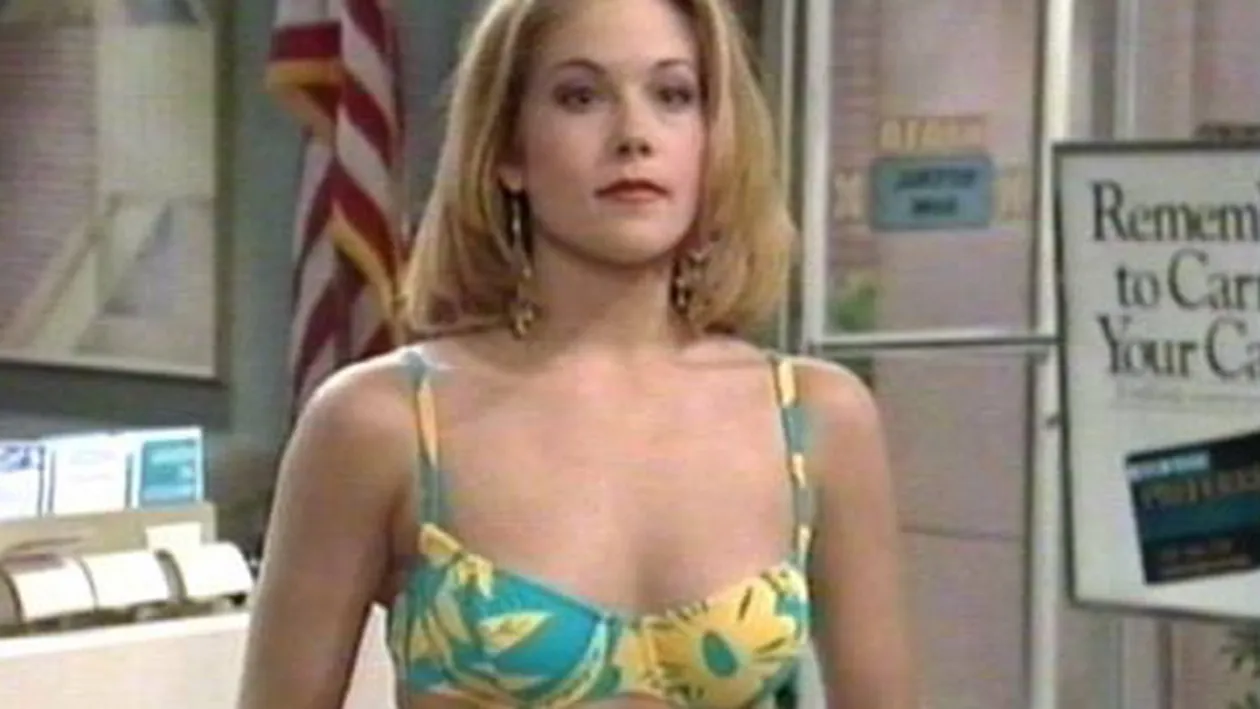 O mai tii minte pe Kelly Bundy? Iata cum arata actrita acum, la 43 de ani! N-o mai recunosti!