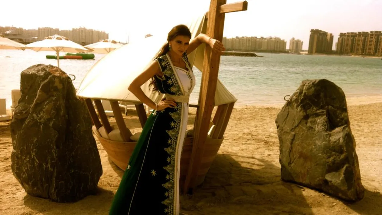 Ramona Gabor pozează îmbrăcată până-n gât pe-o arşiţă de se topeşte pământul!