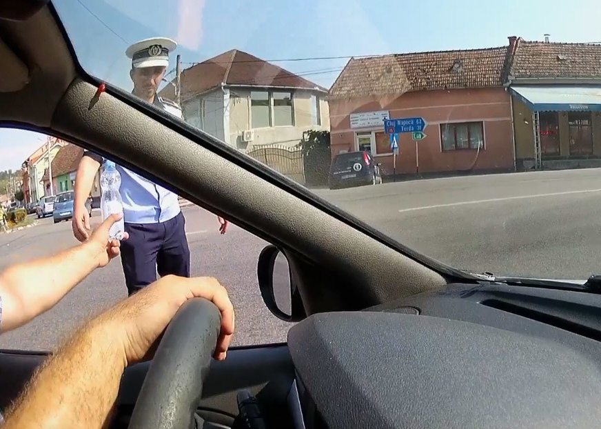 Gestul omenos făcut de un şofer pentru un poliţist aflat în mijlocul intersecţiei. ”Asta trebuia sa primească de la stat, nu de la un om obişnuit”