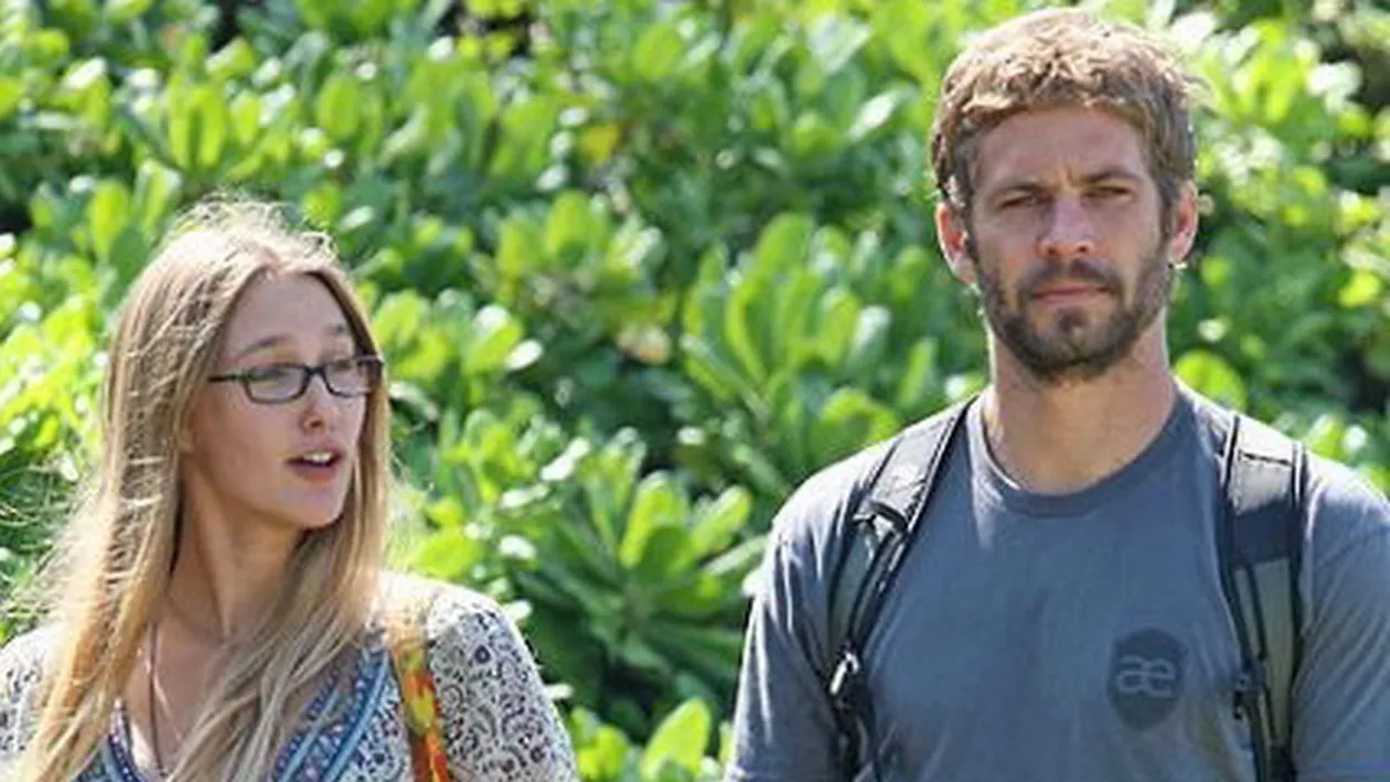 Primele imagini cu iubita lui Paul Walker de la decesul actorului! Jasmine, DISTRUSA de durere! Nu mai poate nici sa se incalte!