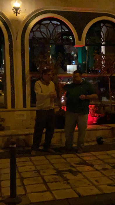 Oamenii stau liniștiți la masă în restaurantul Mandaloun din Capitală, deși ar trebui ca locația să fie închisă
