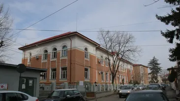 Caz socant intr-un liceu! Zeci de elevi au fosti “torturati” de paduchi dupa ce o asistenta a facut asta!