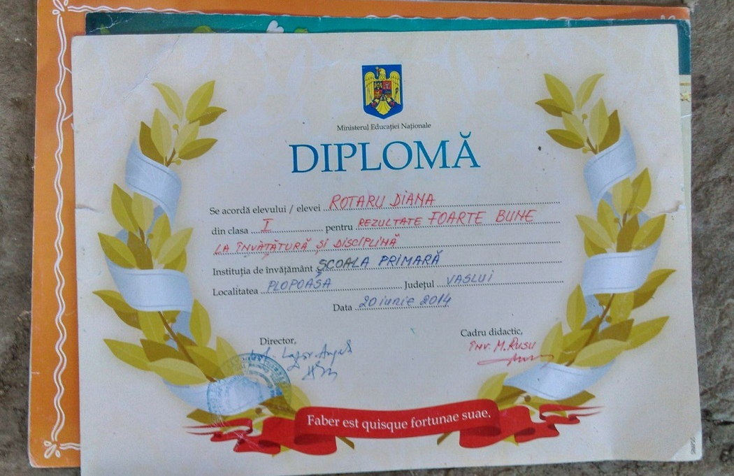 Fetiţa de 10 ani este premiantă, chiar dacă învaţă la lumina lumânării