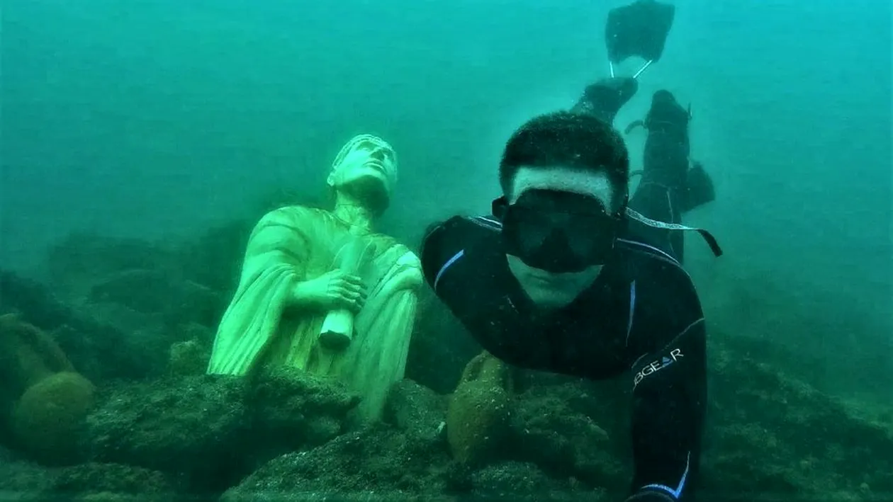 Unicul muzeu subacvatic din România prinde contur la Constanța. A fost scufundată prima statuie (VIDEO)