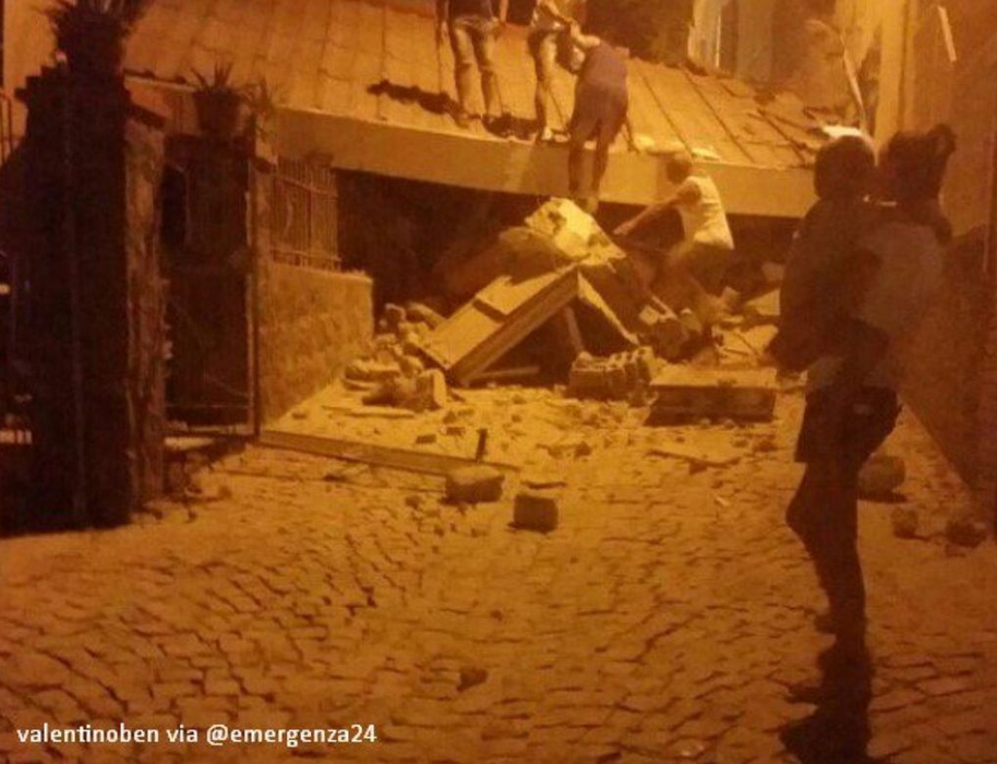 Cutremur lângă Napoli. Un mort şi 20 de răniţi