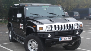 Tot internetul rade de el! Acest sofer a incercat sa se dea mare cu Hummer-ul lui, dar a cazut in penibil!
