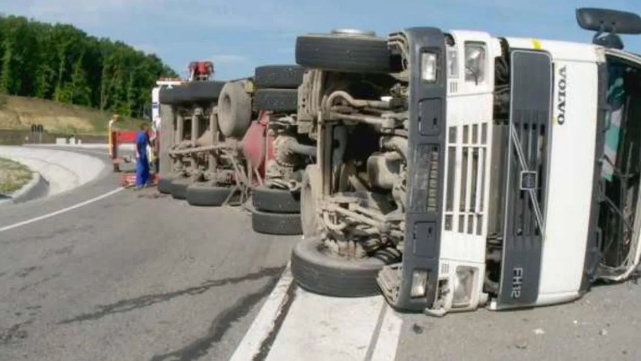 Trei persoane au fost rănite după ce un TIR s-a răsturnat pe o mașină în Valea Oltului