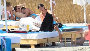 Nuţu Cămătaru a lăsat-o singurică pe şezlong, iar ea... Cum am filmat-o pe ”Brazilianca” la plajă 