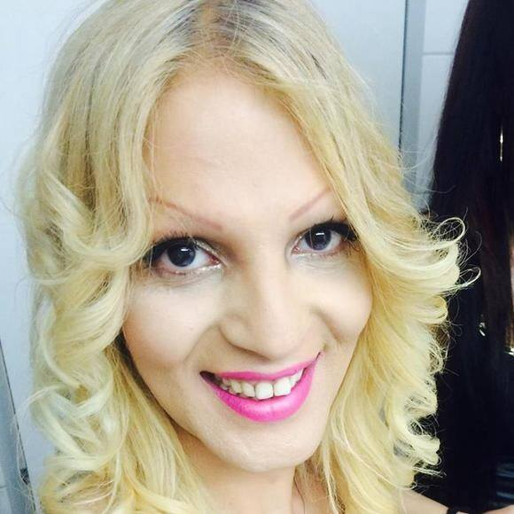 Transsexualul Naomi și-a pus silicoane. În așteptarea audițiilor pentru Britain’s Got Talent, a început să ia lecții de canto