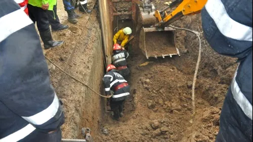 VIDEO | Scene șocante în Dâmbovița! Trei muncitori, captivi sub un mal de pământ