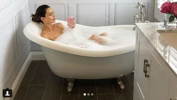 Sarah Stage, suprinsă goală în cadă, iar fanii au râs cu lacrimi. Cine mai apare în imaginile care au devenit virale