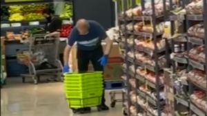 Caz revoltător! Angajatul unui supermarket a fost filmat când ștergea coșurile cu propria salivă