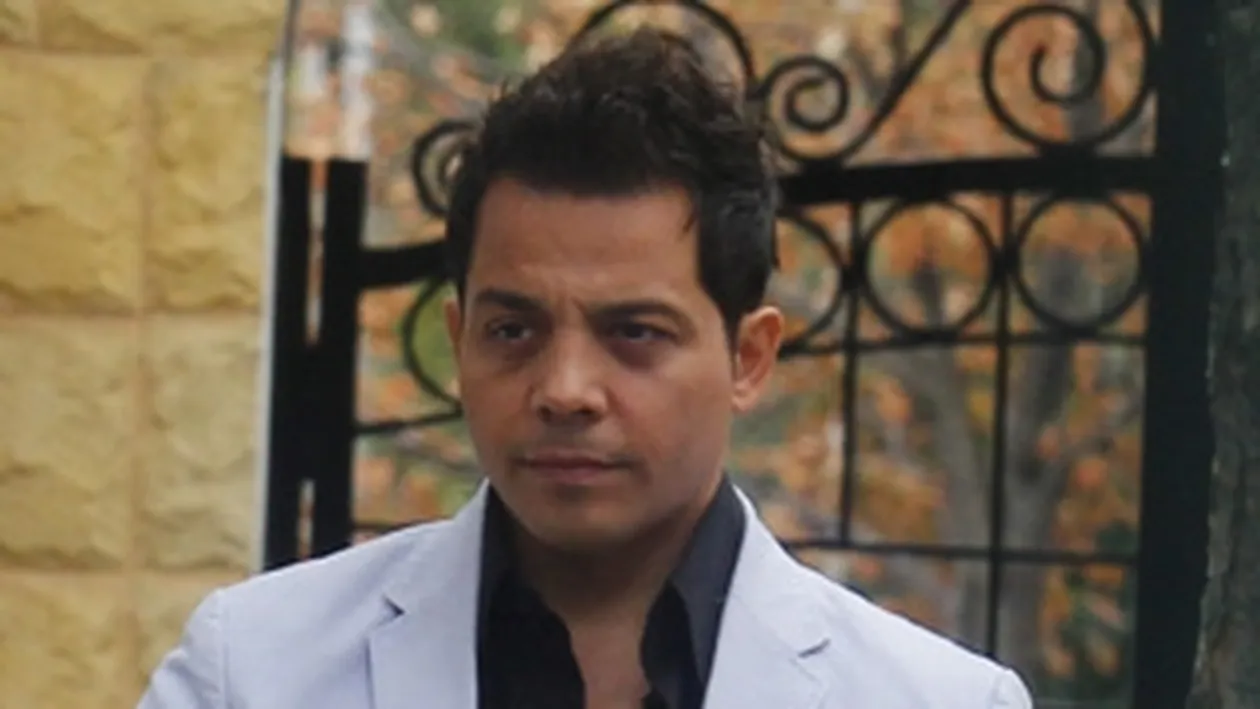 Sedinte sado-maso la salonul de infrumusetare. Jean de la Craiova traieste senzatii tari cand se epileaza inghinal