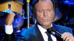 Julio Iglesias a facut show la Bucuresti! A cantat piese in memoria lui Valeriu Lazarov si a lui Luciano Pavarotti!