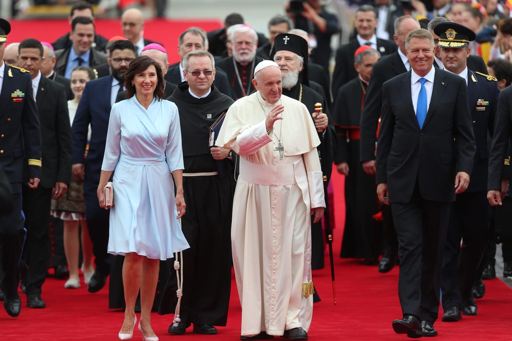 Papa Francisc a ajuns în România. Ce ținută a purtat Carmen Iohannis la aerportul Otopeni