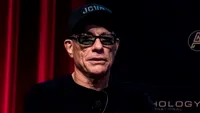 După trupa Morandi, Jean-Claude van Damme a dat de un alt artist român! Celebrul actor a fost filmat ascultând manele