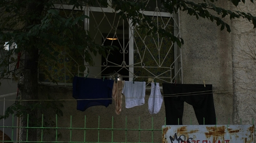 Isi face umbra cu... chilotii! Intra aici sa vezi ce cantareata celebra a oferit trecatorilor o priveliste uluitoare