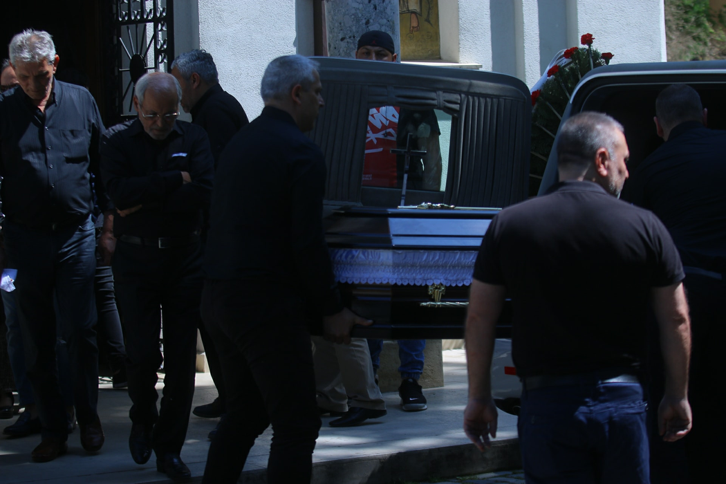 Nelu Ploieșteanu, transfigurat de durere în ziua înmormântarii fiului său. Și-a ținut minute bune mâna în zona inimii