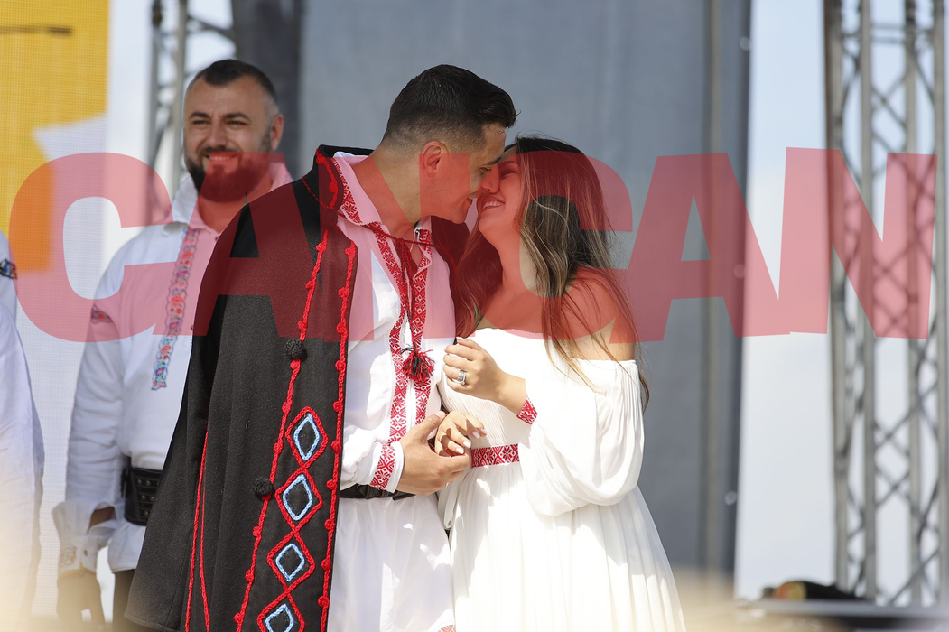 Momente emoționante la nunta lui George Simion Sărutul mirilor cerut de un copil!