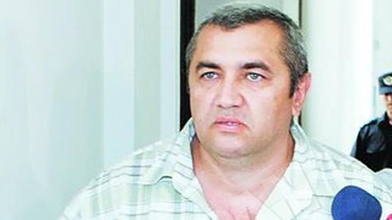 Clanurile Pietroi si Pian, rafuiala cu cutite la judecatorie! Atac oprit cu pistolul