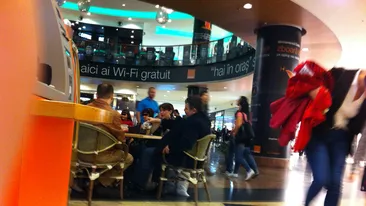 Cantareata Adriana Antoni se promoveaza si cand iese la cafea! Uite cum isi face reclama la mall!