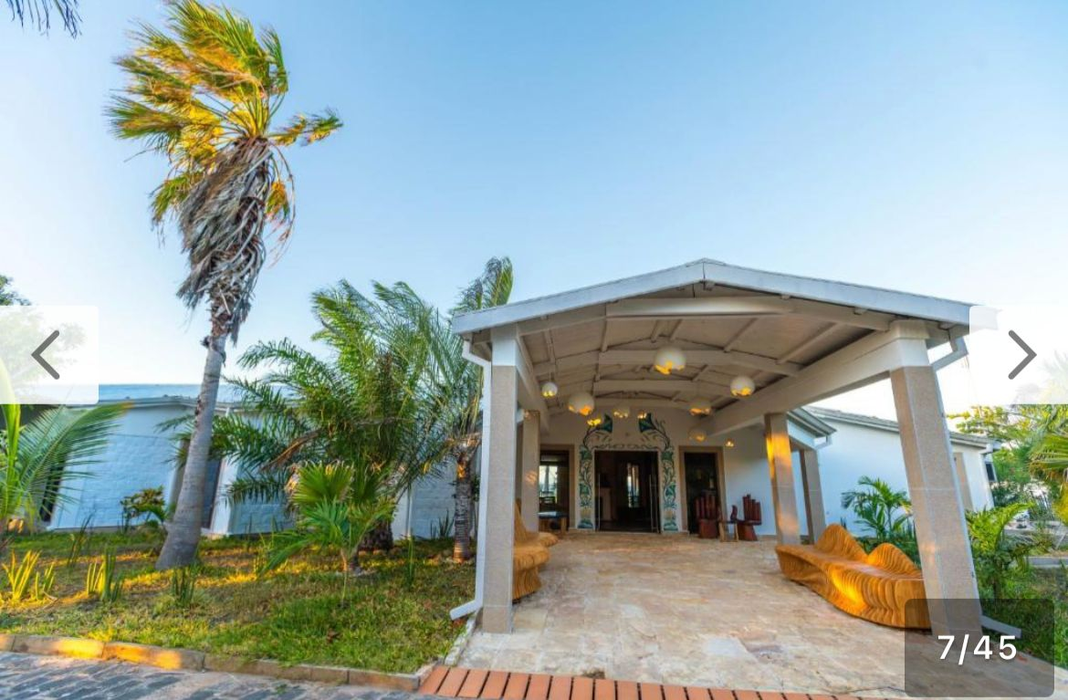 Nu e o glumă! Cât costă o noapte de cazare la hotelul din Madagascar al lui Radu Mazăre