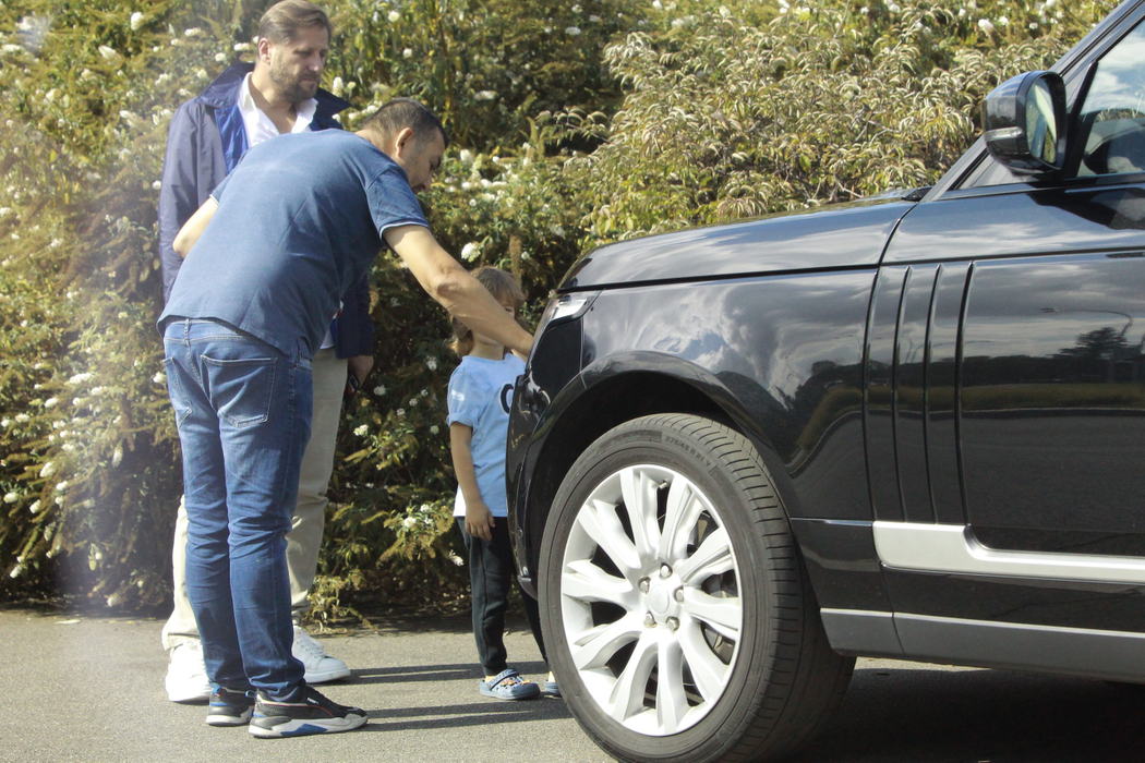 Lucian Mitrea s-a întâlnit cu un prieten și i-a prezentat mașina, un Range Rover
