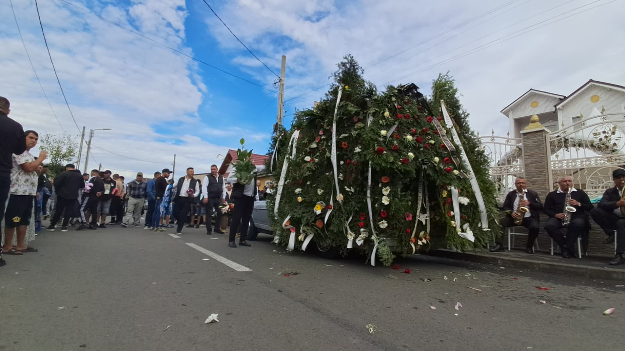 Tânărul ucis în răfuiala dintre clanuri la Craiova a fost înmormântat. Zeci de oameni l-au condus pe ultimul drum