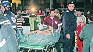 S-au aruncat de pe bloc legati cu lanturi unul de altul