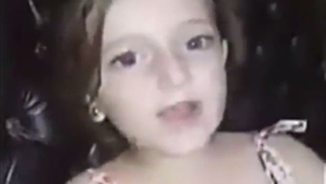 VIDEO ŞOCANT! O fetiţă cântă în faţa camerei şi deodată casa îi este zguduită de un bombardament