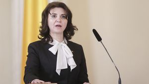 În ce condiții vor reveni elevii la școală în toamnă. Monica Anisie: „Unii vor fi în sala de clasă și ceilalți...”