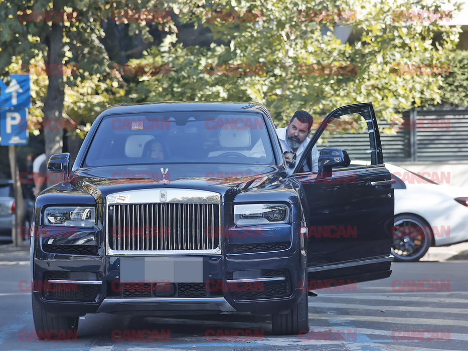 Au parcat Rolls-Royce-ul Cullinan pe un loc special amenajat