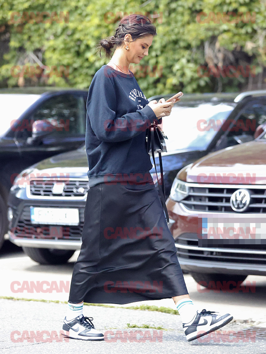 Asistenta TV a ales un outfit all black.