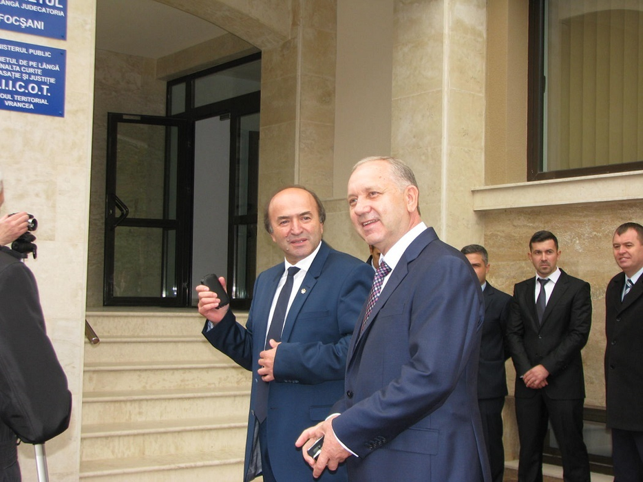 Actualul ministru al Justiţiei şi naşul său de cununie, procurorul Ioan Lefter
