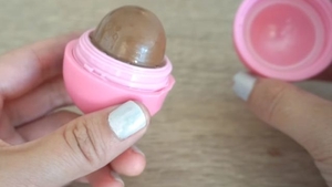 Vrei un balsam de buze delicios, cu gust de Nutella? Învaţă să ţi-l prepari singură! 