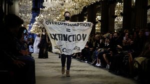 Prezentarea de modă a colecției Louis Vuitton, întreruptă de două activiste de mediu. Femeile au urcat pe podium, printre manechine