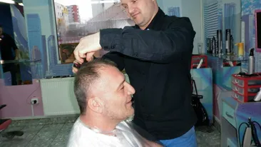 Frizerul piroman de la Românii au talent este stilistul lui Nelson Mondialu'! Nu o să-ţi vină să crezi cum îl tunde cu flacăra!