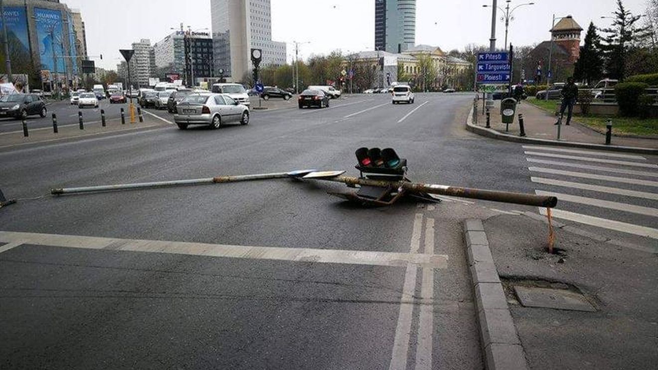 Un semafor s-a prăbușit pe șosea, în fața intrării principale în sediul Guvernului. Ce spune Primăria Capitalei
