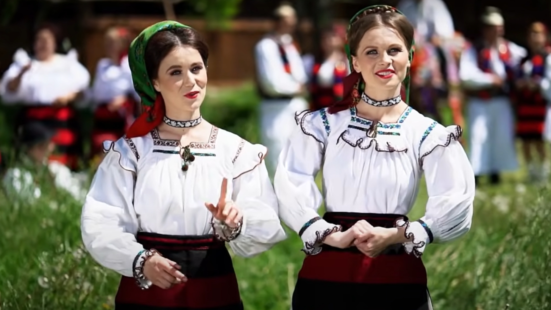 Cine sunt Suzana și Daciana Vlad, gemenele folclorului românesc. Prin ce dramă au trecut interpretele de muzică populară din Maramureș