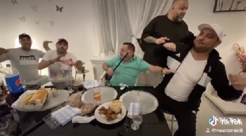 În plină pandemie, Adrian Minune o ține într-o continuă petrecere la domiciliu! Cum se distrează manelistul în locuința sa din Ștefănești! VIDEO