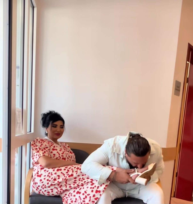 George Restivan a luat exemplu de la Selena Gomez! I-a sărutat picioarele Adrianei Bahmuțeanu