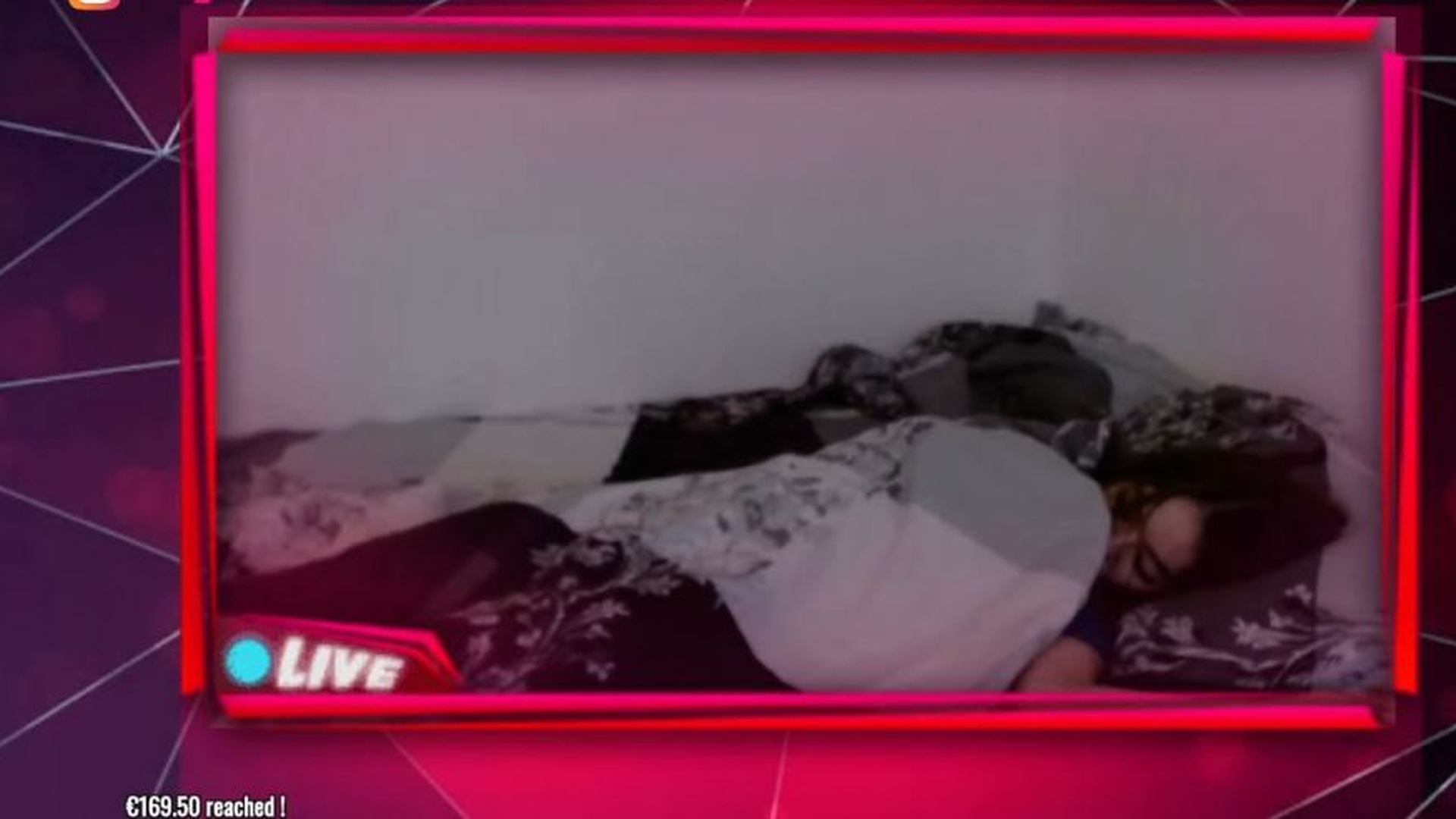Metoda incredibilă prin care o adolescentă de 15 ani a reușit să fac 800 de lei într-o singură noapte! S-a filmat în timp ce dormea