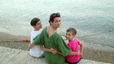 Elvira Deatcu, vacanta intr-un sat pescaresc din Grecia: Este un loc foarte linistit, care ne aminteste de Vama Veche