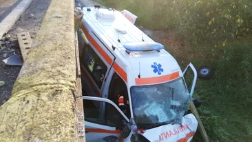O ambulanță care transporta un pacient cu COVID-19 a fost implicată într-un grav accident în Gorj