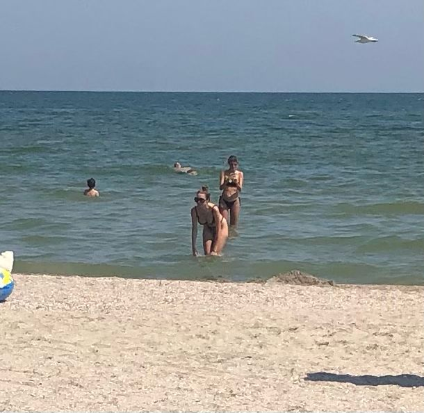 Otilia Bilionera, ”spectacol” într-un costum de baie minuscul. Cu cine s-a distrat blondina pe plajă, la Mamaia