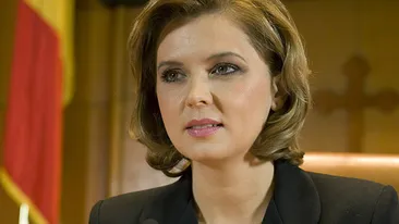 EMOTII MARI! Roberta Anastase s-a casatorit! Uite cum i-au tremurat mainile inainte sa semneze certificatul de casatorie