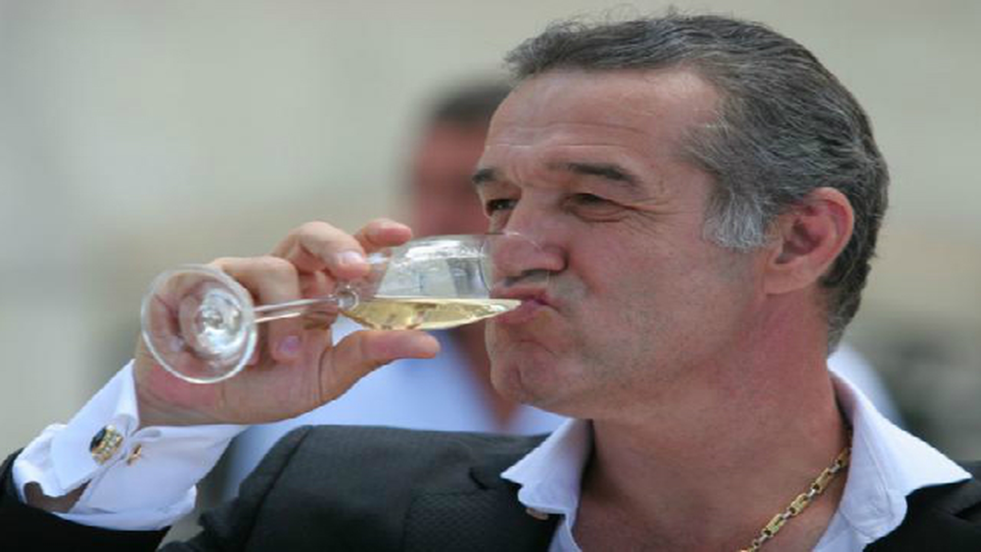 Ce face Gigi la academie! Cand era liber era toata ziua la tv, dupa ce a intrat la inchisoare se uita toata ziua la tv!