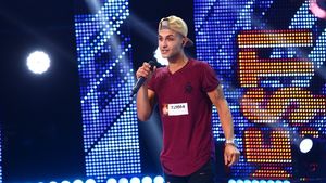 A fost abandonat la naştere, apoi adoptat în străinătate şi părăsit a doua oară la 12 ani! Povestea cruntă a unui concurent X Factor le-a adus lacrimi în ochi celor din platoul de filmare