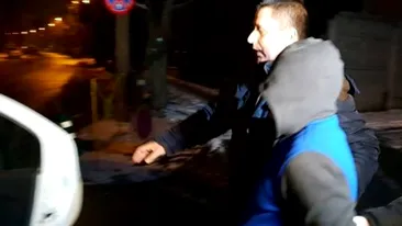 Doi hoți din Timișoara, încătușați de polițiști. Ce metodă ingenioasă de înșelăciune au folosit într-un supermarket